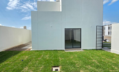 CASA EN VENTA CON TERRENO EXCEDENTE, 3 RECÁMARAS, 2 BAÑOS, COCHERA PARA 2 AUTOS