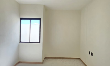 CASA EN VENTA CON TERRENO EXCEDENTE, 3 RECÁMARAS, 2 BAÑOS, COCHERA PARA 2 AUTOS