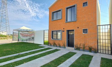 CASA EN VENTA CON TERRENO EXCEDENTE, 3 RECÁMARAS, 2 BAÑOS, COCHERA PARA 2 AUTOS