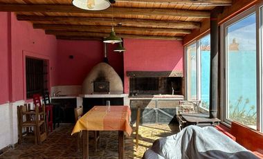 Casa en Venta - dos dormitorios, quincho y pileta - Cinco Saltos, Río negro