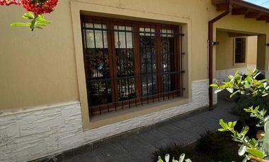 Casa en Venta - dos dormitorios, quincho y pileta - Cinco Saltos, Río negro