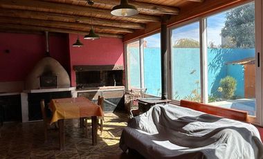 Casa en Venta - dos dormitorios, quincho y pileta - Cinco Saltos, Río negro