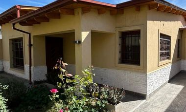 Casa en Venta - dos dormitorios, quincho y pileta - Cinco Saltos, Río negro