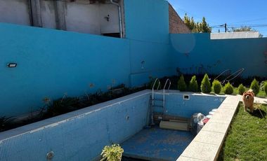 Casa en Venta - dos dormitorios, quincho y pileta - Cinco Saltos, Río negro