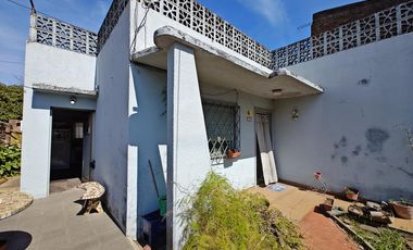 Casa en  venta en Isidro Casanova