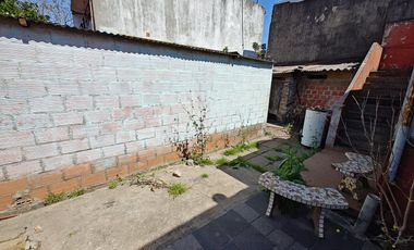 Casa en  venta en Isidro Casanova
