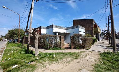 Casa en  venta en Isidro Casanova