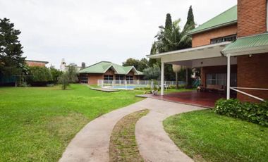 Chalet en cruce varela