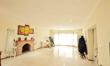 Chalet en cruce varela