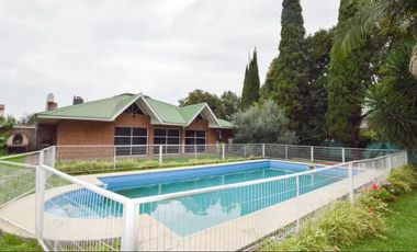 Chalet en cruce varela