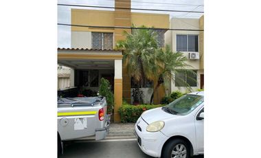 VENDO HERMOSA CASA EN URB. CATALUÑA
