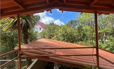 SE VENDE  FINCA CON 4 CABAÑAS Y 2 CASAS EN CERRO AZUL DE 1055M