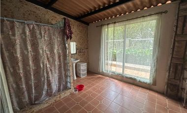 SE VENDE  FINCA CON 4 CABAÑAS Y 2 CASAS EN CERRO AZUL DE 1055M