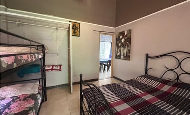 SE VENDE  FINCA CON 4 CABAÑAS Y 2 CASAS EN CERRO AZUL DE 1055M