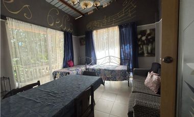 SE VENDE  FINCA CON 4 CABAÑAS Y 2 CASAS EN CERRO AZUL DE 1055M