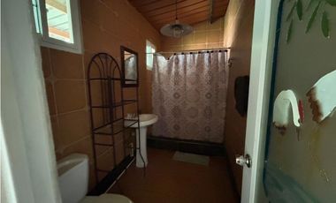 SE VENDE  FINCA CON 4 CABAÑAS Y 2 CASAS EN CERRO AZUL DE 1055M