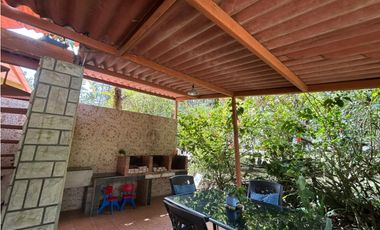 SE VENDE  FINCA CON 4 CABAÑAS Y 2 CASAS EN CERRO AZUL DE 1055M