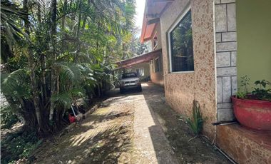 SE VENDE  FINCA CON 4 CABAÑAS Y 2 CASAS EN CERRO AZUL DE 1055M