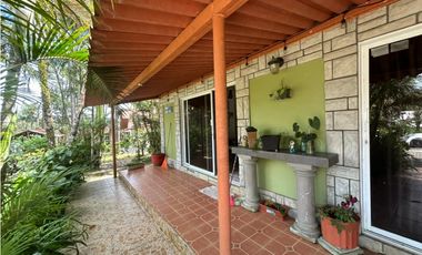 SE VENDE  FINCA CON 4 CABAÑAS Y 2 CASAS EN CERRO AZUL DE 1055M