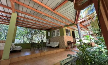 SE VENDE  FINCA CON 4 CABAÑAS Y 2 CASAS EN CERRO AZUL DE 1055M