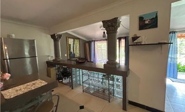 SE VENDE  FINCA CON 4 CABAÑAS Y 2 CASAS EN CERRO AZUL DE 1055M