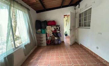 SE VENDE  FINCA CON 4 CABAÑAS Y 2 CASAS EN CERRO AZUL DE 1055M