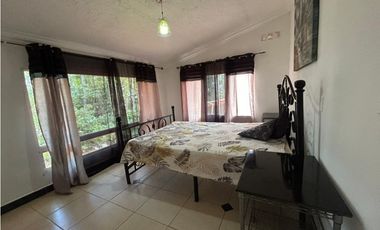 SE VENDE  FINCA CON 4 CABAÑAS Y 2 CASAS EN CERRO AZUL DE 1055M