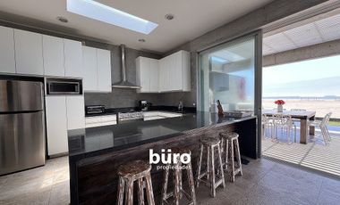 MODERNA CASA DE PLAYA EN VENTA, PRIMERA FILA, PLAYA CERRO COLORADO, CERRO AZUL