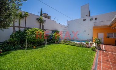 VENTA CASA 6 AMB CON JARDIN, PILETA Y QUINCHO.