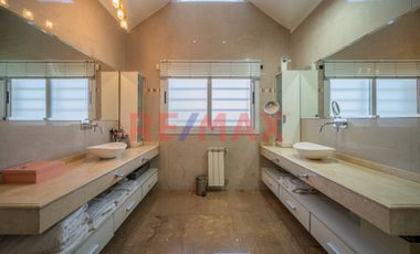 VENTA CASA 6 AMB CON JARDIN, PILETA Y QUINCHO.