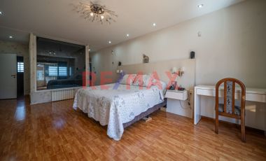 VENTA CASA 6 AMB CON JARDIN, PILETA Y QUINCHO.