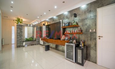 VENTA CASA 6 AMB CON JARDIN, PILETA Y QUINCHO.