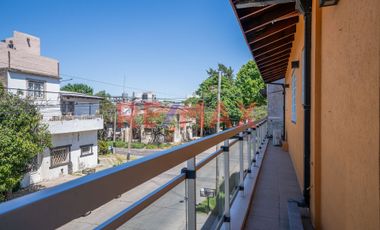 VENTA CASA 6 AMB CON JARDIN, PILETA Y QUINCHO.