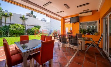 VENTA CASA 6 AMB CON JARDIN, PILETA Y QUINCHO.