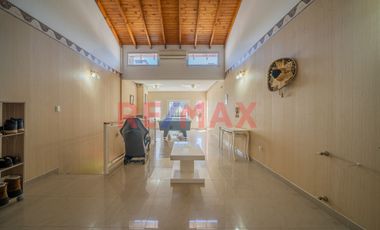 VENTA CASA 6 AMB CON JARDIN, PILETA Y QUINCHO.