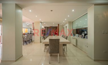 VENTA CASA 6 AMB CON JARDIN, PILETA Y QUINCHO.