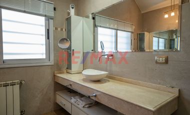 VENTA CASA 6 AMB CON JARDIN, PILETA Y QUINCHO.