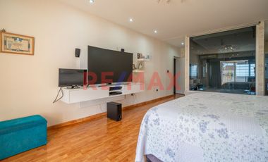 VENTA CASA 6 AMB CON JARDIN, PILETA Y QUINCHO.