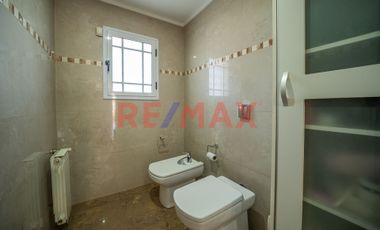 VENTA CASA 6 AMB CON JARDIN, PILETA Y QUINCHO.