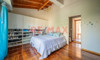 VENTA CASA 6 AMB CON JARDIN, PILETA Y QUINCHO.