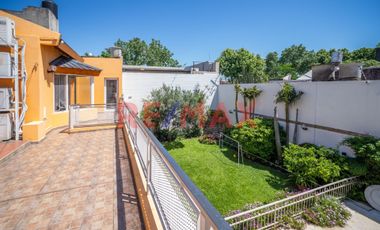 VENTA CASA 6 AMB CON JARDIN, PILETA Y QUINCHO.