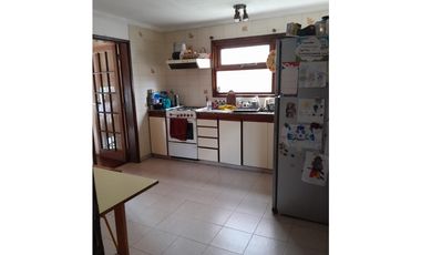 VENTA CHALET 4 AMBIENTES CON DEP. Y GARAGE DOBLE - APTO CREDITO
