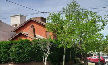 VENTA CHALET 4 AMBIENTES CON DEP. Y GARAGE DOBLE - APTO CREDITO