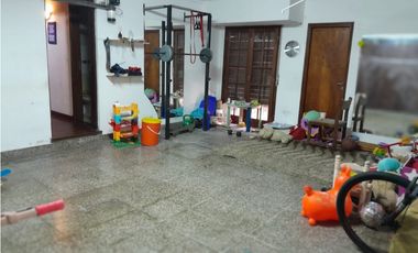 VENTA CHALET 4 AMBIENTES CON DEP. Y GARAGE DOBLE - APTO CREDITO