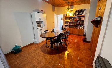 Propiedad con 2 Departamentos y Espacios en Excelente Ubicación