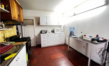Propiedad con 2 Departamentos y Espacios en Excelente Ubicación