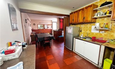 Propiedad con 2 Departamentos y Espacios en Excelente Ubicación