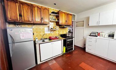 Propiedad con 2 Departamentos y Espacios en Excelente Ubicación