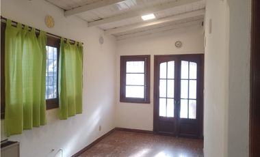 VENTA CASA ESTILO ANTIGUA 3 AMB. COCHERA, GRAN PARQUE GARAY AL 4500