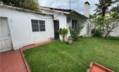 CHALET 3 AMB. GARAGE + COCHERA,  QUINCHO Y PARQUE BARRIO VILLA PRIMERA